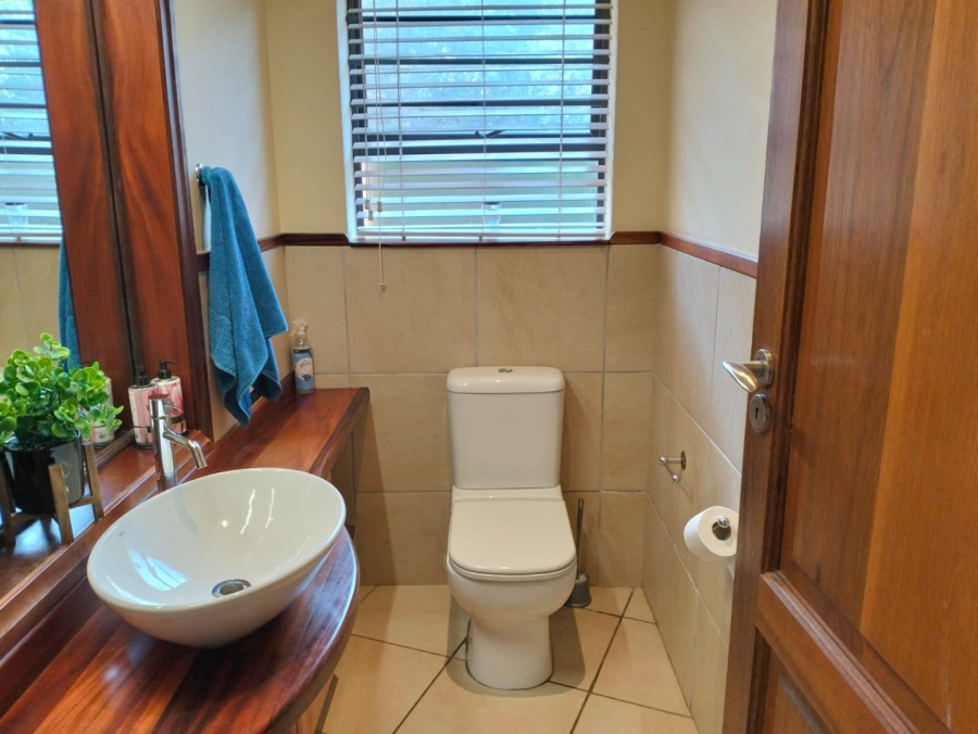To Let 5 Bedroom Property for Rent in Glentana Western Cape